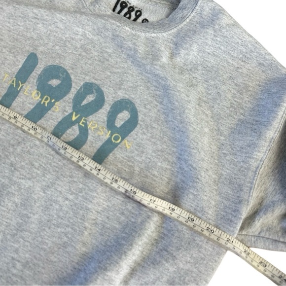 Taylor Swift TS 1989 Spotify Grey Crew Sweatshirt - Picture 5 of 8
